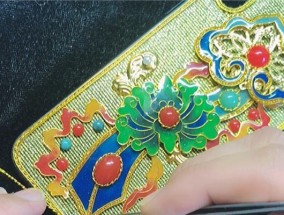 充电器内碎屑的正确处理方法是什么？