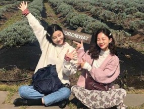 如何赞美闺蜜举手机站立拍照？