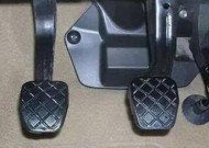 汽车单踏板的工作原理是什么？使用中有哪些注意事项？