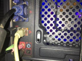 电脑黑屏主机仍在运行的解决方法（快速解决电脑黑屏问题）