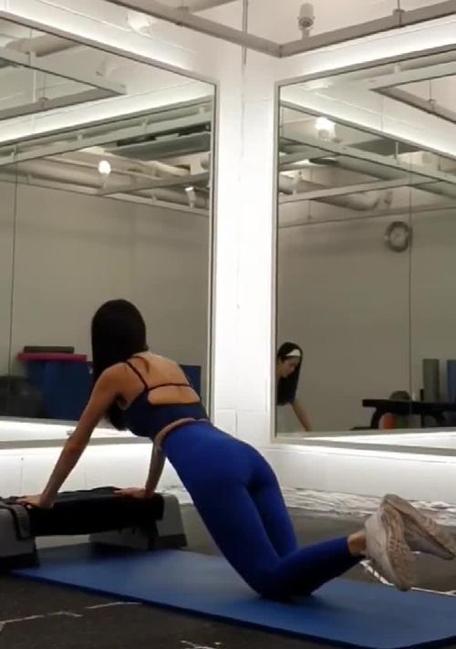 跪姿拍照时如何正确拿手机打电话？  第3张