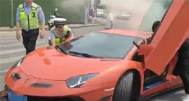 汽车后轮冒烟是什么原因？在什么赛道上容易发生？  第3张
